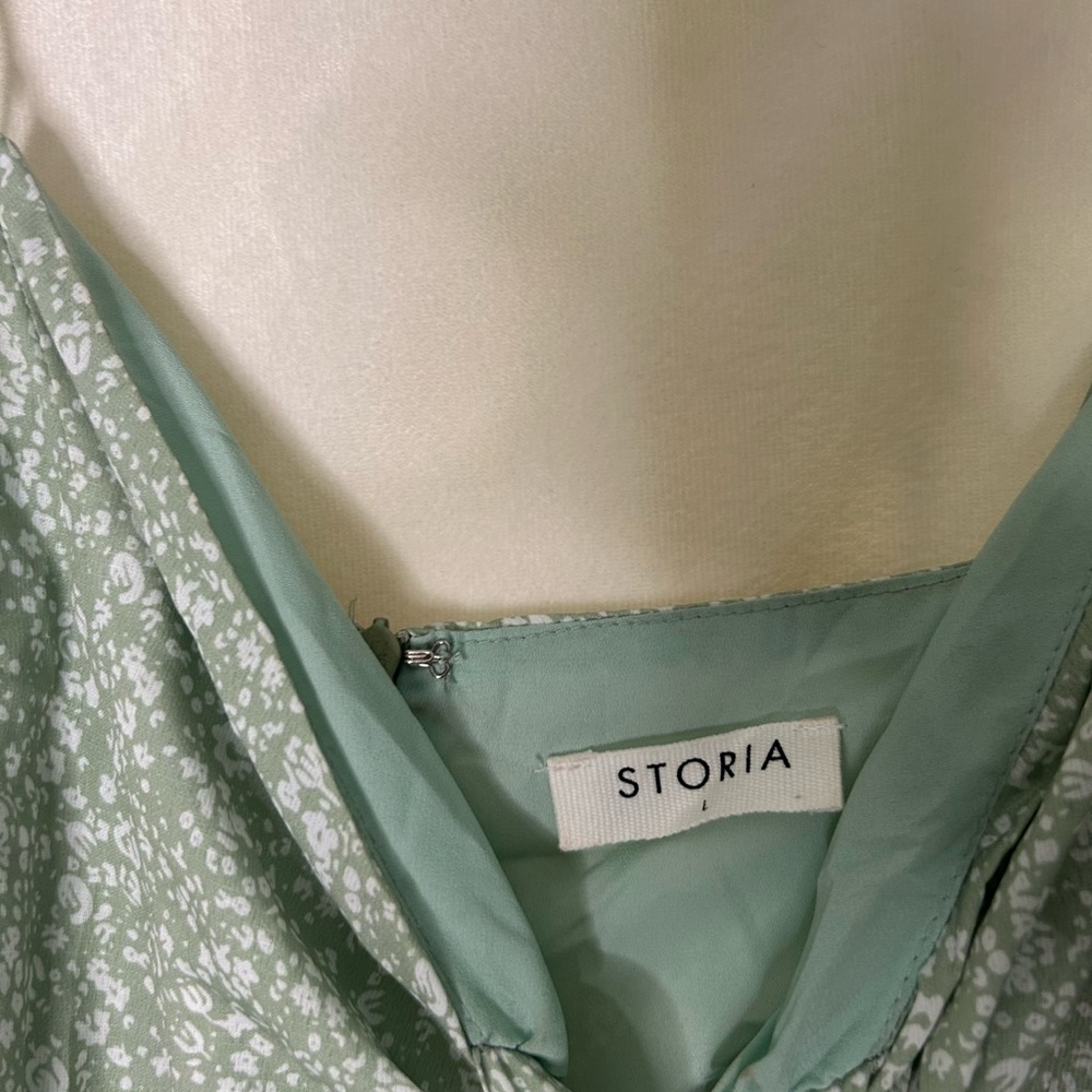 Storia Sage Green Floral Dress - Picture 4 of 5